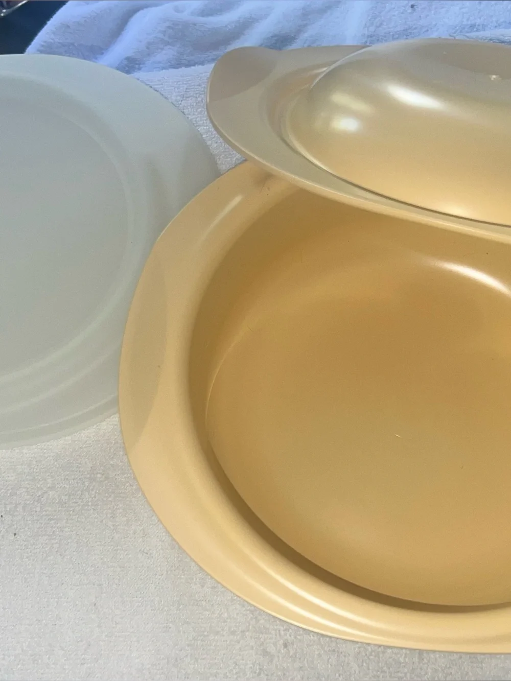 Vintage New Tupperware Ovenworks 2qt ROUND casserole, lid and seal Yellow 2 qt